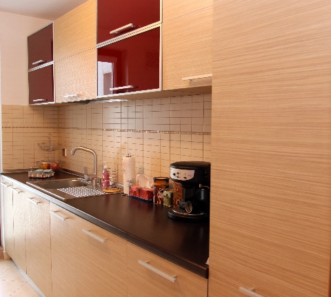 Poza Bucatarie liniara, pal, blat, geam vopsit, zebrano nisip, fag tirol ciocolata, rosu, rama aluminiu - cbc090410 [1]