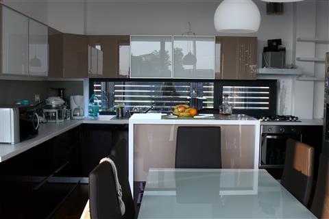 Poza Bucatarie L, etajera + masa, pal/pal lucios, blat, geam sablat, rama aluminiu - cbc120608 1 [1]