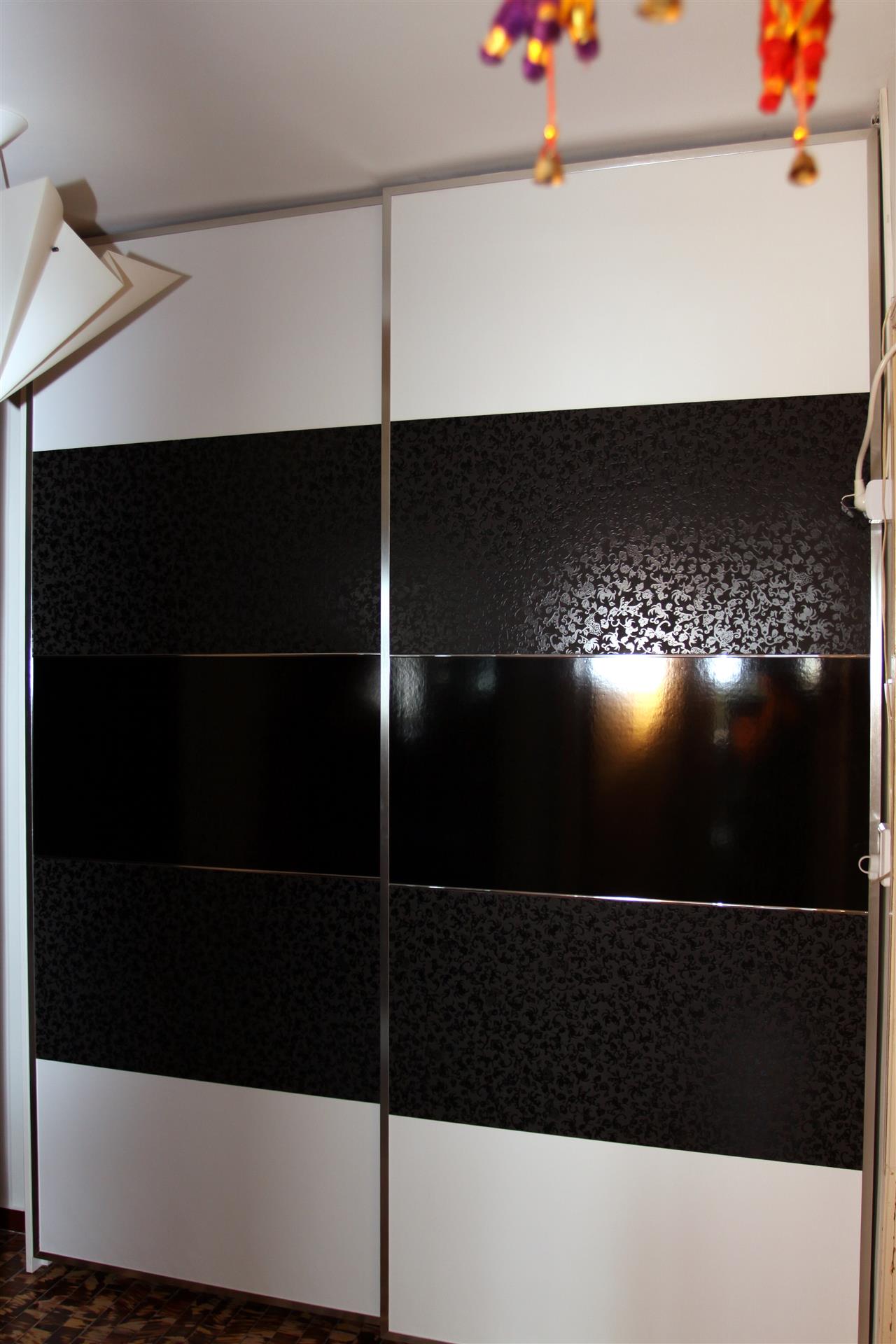 Poza dressing usi glisante, pal, geam vopsit, piele, alb, negru, rama aluminiu - chl090512 [1]