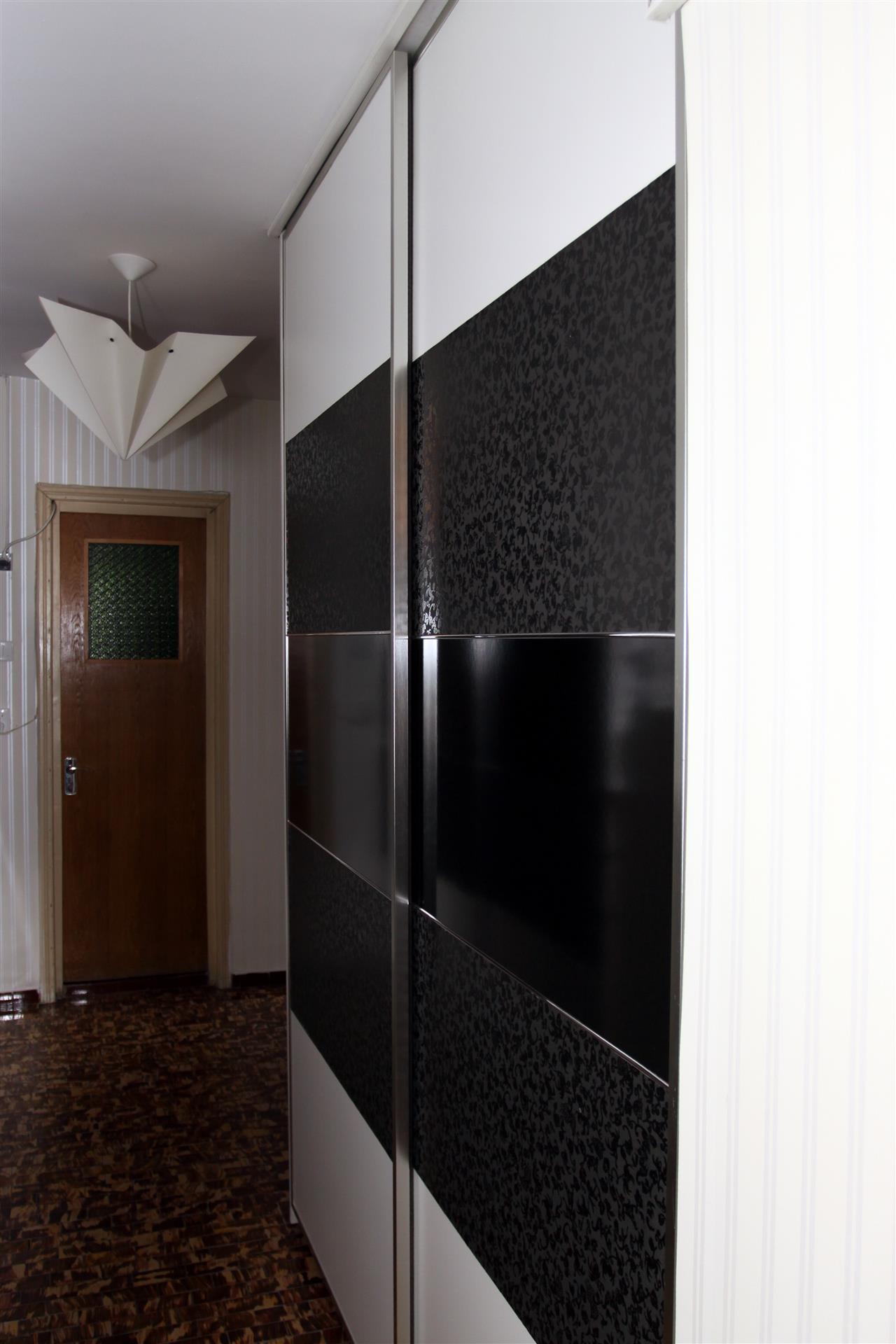 Poza dressing usi glisante, pal, geam vopsit, piele, alb, negru, rama aluminiu - chl090512 [2]