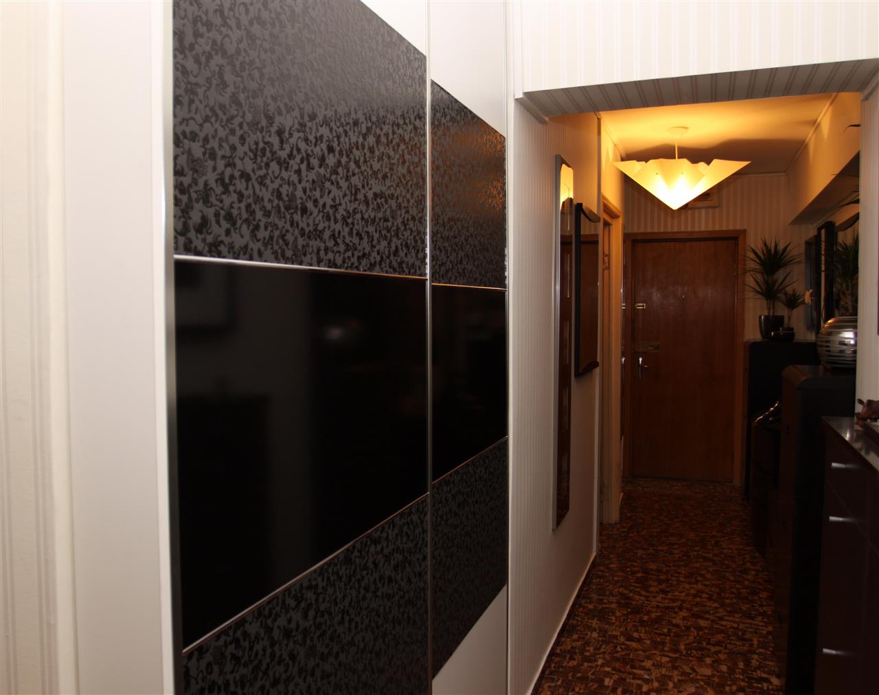 Poza dressing usi glisante, pal, geam vopsit, piele, alb, negru, rama aluminiu - chl090512 [4]